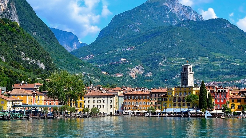 Vandring ved Gardasjen med nydelig italiensk mat og drikke